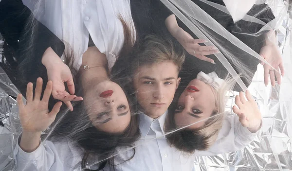 Tül kumaşın altında üç güzel genç insanın portresi..