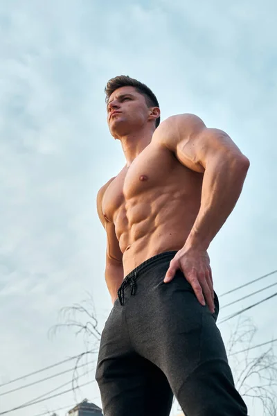Muskulös Manlig Modell Poserar Och Visar Sina Muskler Solig Dag — Stockfoto