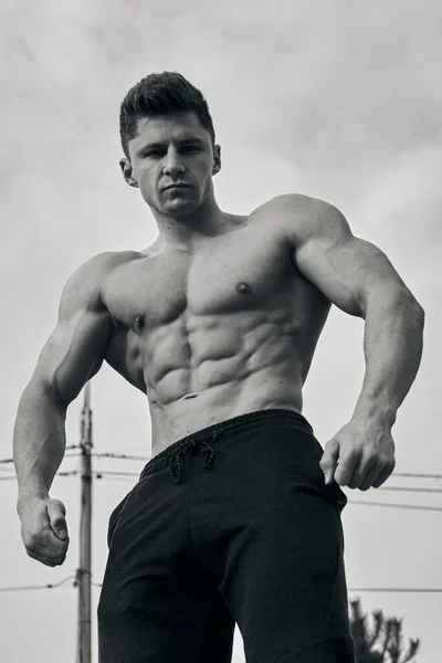 Bonito Muscular Modelo Fitness Masculino Posando Livre — Fotografia de Stock