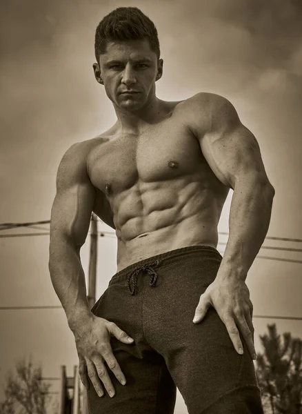 Yakışıklı Kaslı Erkek Spor Modeli Dışarıda Poz Veriyor — Stok fotoğraf