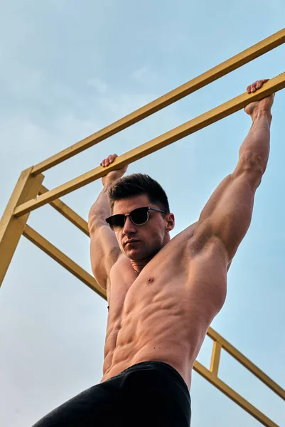 Knap Gespierd Mannelijk Fitness Model Poseren Buiten — Stockfoto