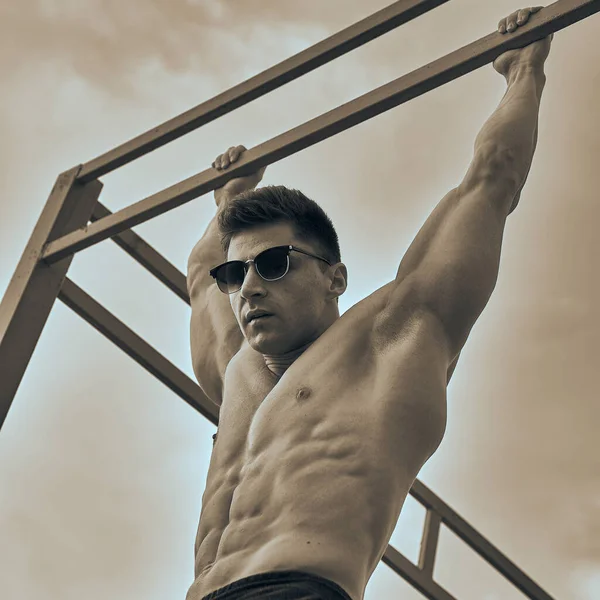 Stilig Muskulös Manlig Träningsmodell Som Poserar Utomhus — Stockfoto