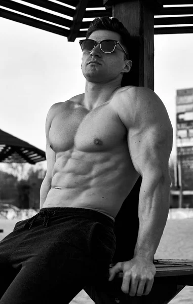 ハンサムな 筋肉質で 男性のフィットネスモデルは屋外をポーズ — ストック写真