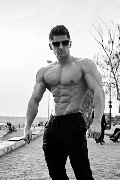 Handsome Muscular Male Fitness Model Posing Outdoor — Stock Photo, Image