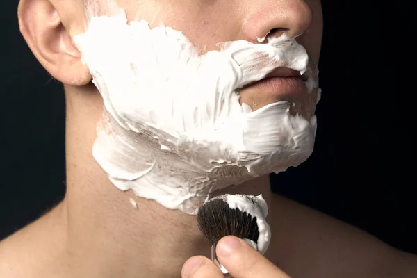 Primer Plano Mentón Masculino Hombre Aplica Espuma Afeitar Con Cepillo — Foto de Stock