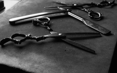 Berber dükkanı müdürü için bir takım aletler..