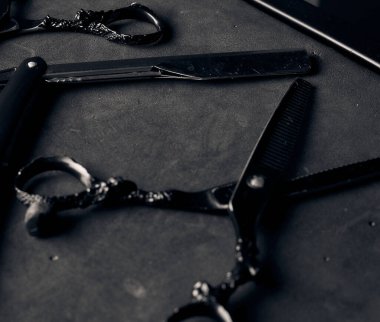 Berber dükkanı müdürü için bir takım aletler..