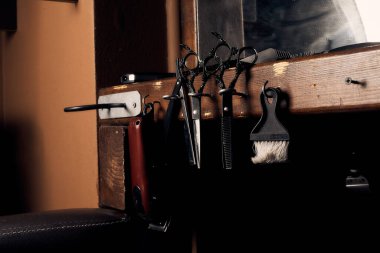 Berber dükkanı müdürü için bir takım aletler..