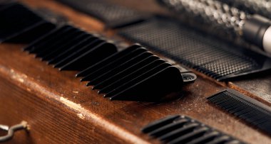 Berber dükkanı müdürü için bir takım aletler..