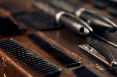 Berber dükkanı müdürü için bir takım aletler..