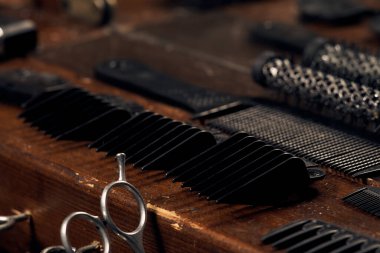 Berber dükkanı müdürü için bir takım aletler..