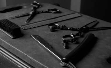 Berber dükkanı müdürü için bir takım aletler..