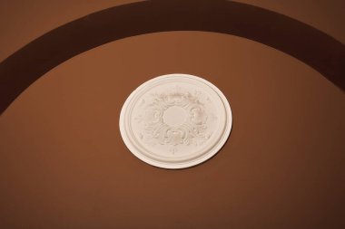 Duvarda alçı dekoru.