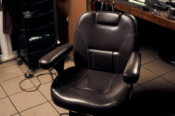 バーバーショップで革の調節可能な椅子 — ストック写真