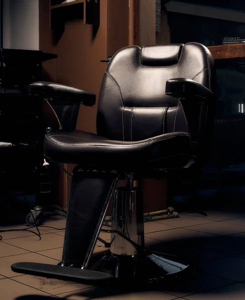Verstellbarer Stuhl Aus Leder Friseurladen — Stockfoto