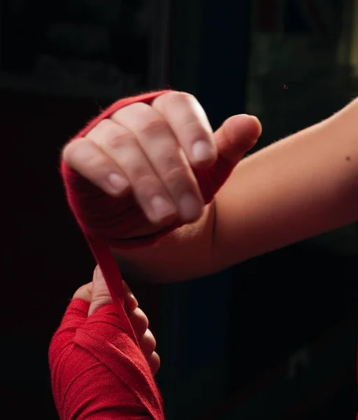 Boxer Menina Faixas Boxe Vermelho Close — Fotografia de Stock