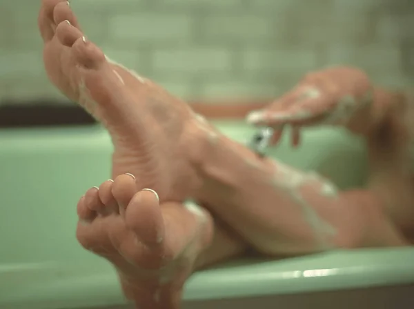 Female Foots Bathroom Girl Shaves Her Legs Photo Out Focus — Stock Photo, Image
