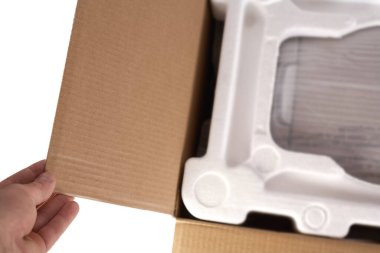 İçinde köpük malzemesi olan bir karton aç. Beyaz arka planda izole edilmiş. Kırılgan kargo taşımacılığı.