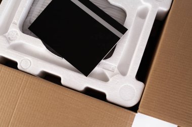 İçinde köpük malzemesi olan bir karton aç. Beyaz arka planda izole edilmiş. Kırılgan kargo taşımacılığı.