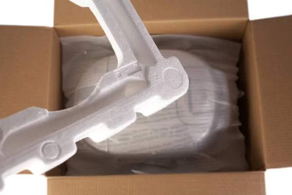Offener Karton Mit Styropormaterial Vereinzelt Auf Weißem Hintergrund Transport Fragiler — Stockfoto