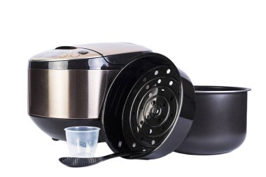 Otomatik çoklu pişirici ve aksesuarlar beyaz bir arkaplanda izole edildi. Modern yemek aletleri ve kullanışlı değiştirilebilir aksesuarlar..