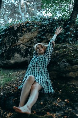 Ormandaki güzel genç kız portresi. Orman bölgesi, doğa. Doğadaki modelin sanat fotoğrafı..