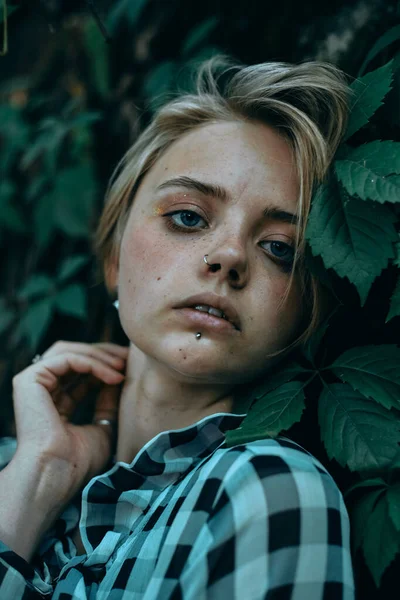Prachtig Jong Meisje Portret Het Bos Bosgebied Natuur Kunstfoto Van — Stockfoto