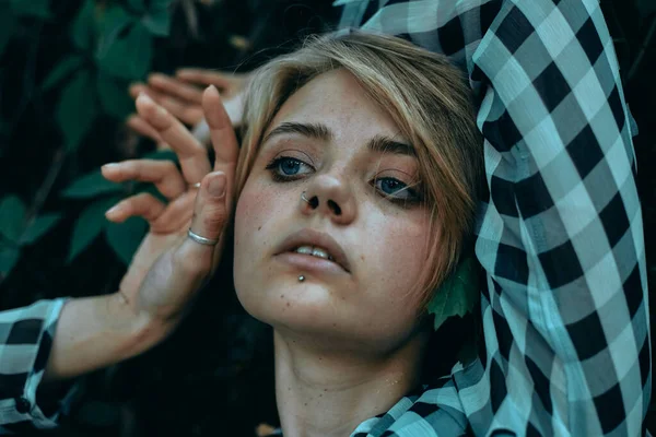 Schöne Junge Mädchen Porträt Wald Waldgebiet Natur Kunstfoto Des Modells — Stockfoto