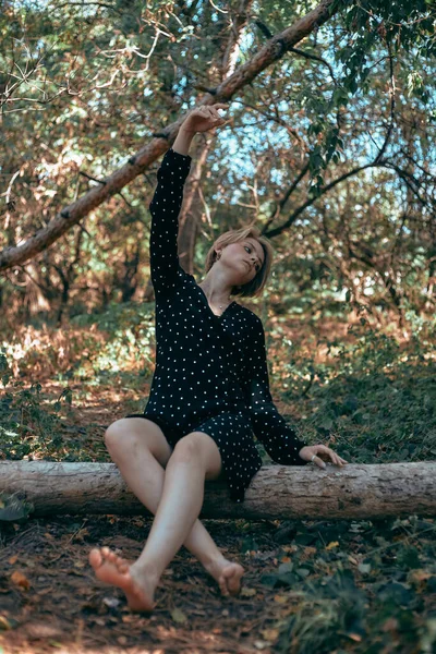 森の中の美しい少女の肖像画 森林地帯 自然の中でモデルのアート写真 — ストック写真