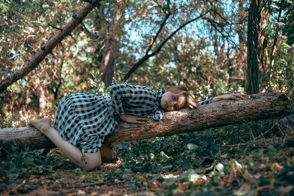 Prachtig Jong Meisje Portret Het Bos Bosgebied Natuur Kunstfoto Van — Stockfoto