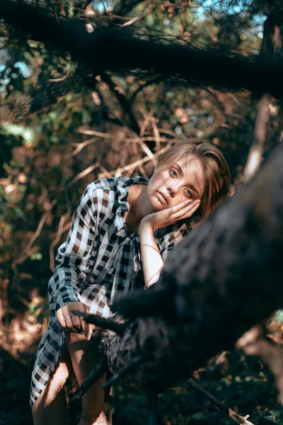 Ormandaki Güzel Genç Kız Portresi Orman Bölgesi Doğa Doğadaki Modelin — Stok fotoğraf