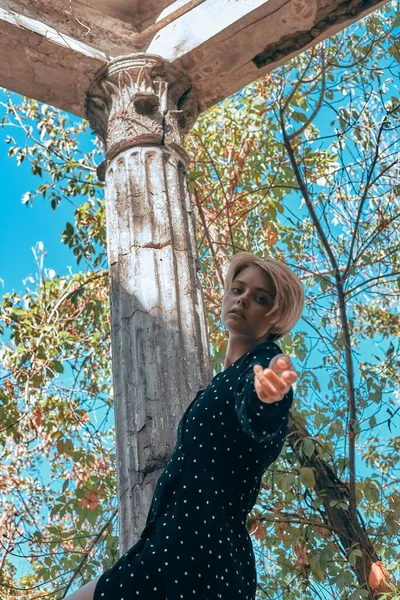 Retrato Moda Uma Menina Vestido Com Bolinhas Fundo Natureza Arquitetura — Fotografia de Stock