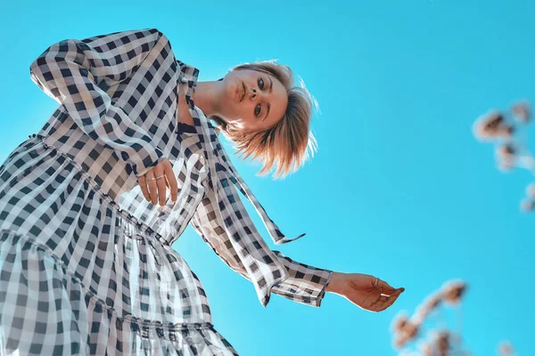 Menina Elegante Bonito Vestido Xadrez Posando Contra Céu Azul — Fotografia de Stock