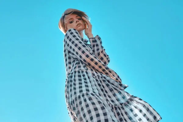 Menina Elegante Bonito Vestido Xadrez Posando Contra Céu Azul — Fotografia de Stock