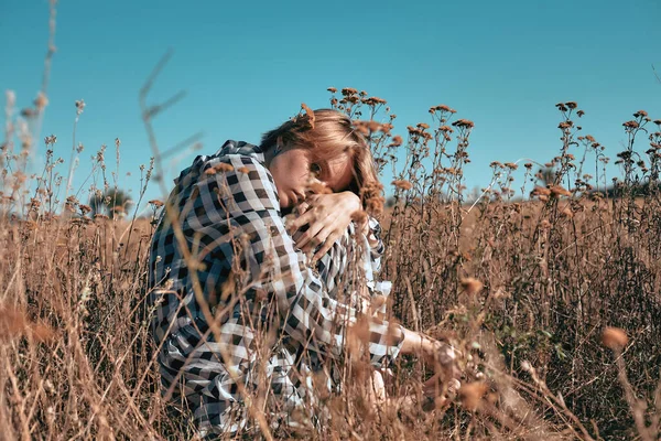 Aantrekkelijk Meisje Rustend Het Gele Droge Gras Een Jurk Blote — Stockfoto