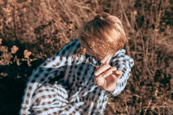 Aantrekkelijk Meisje Rustend Het Gele Droge Gras Een Jurk Blote — Stockfoto