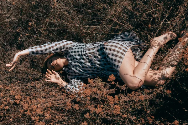 Menina Atraente Descansando Grama Seca Amarela Vestido Descalço Modelo Vestido — Fotografia de Stock