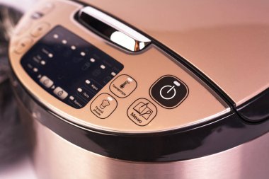 Zaporizhzhya, Ukrayna - 07 Eylül 2020: Tefal multicooker beyaz arka planda izole edildi.