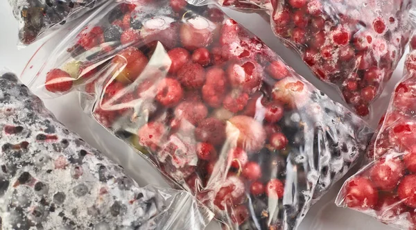 Kış için dondurulmuş böğürtlen. Paketlenmiş donmuş meyveler plastik torbalarda..