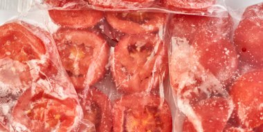 Donmuş domates dilimleri plastik torbaya doldurulur..