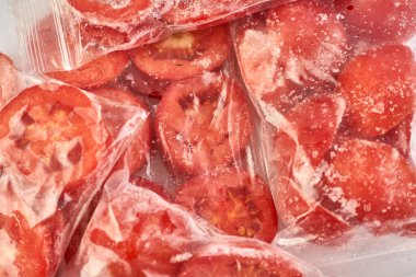 Donmuş domates dilimleri plastik torbaya doldurulur..