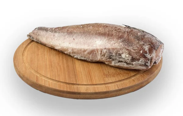冷凍ハケ魚は 白い背景に隔離されたボード上にあります サイドビュー — ストック写真