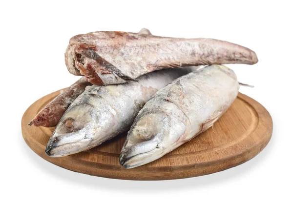 冰冻的鲭鱼和鲱鱼在白色背景上被隔离 冻鱼的分配 船上的一组鱼的尸体 侧视图 — 图库照片