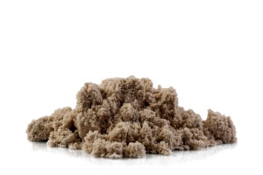 Beyaz arka planda izole edilmiş kum yığını. Kinetik kum.