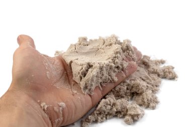 Beyaz arkaplanda el ve kinetik kum izole.