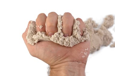 Beyaz arkaplanda el ve kinetik kum izole.