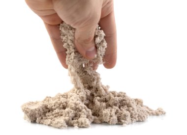 Beyaz arkaplanda el ve kinetik kum izole.