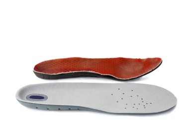 Beyaz arka planda eski ve yeni insole izole. Yedek konsept. Etkin bir yaşam biçimi için köpük ve silikondan yapılmış yeni insole.