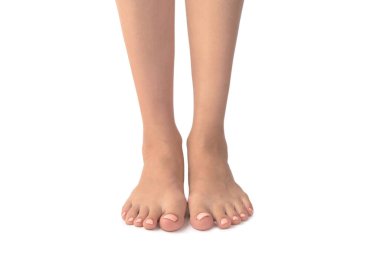 Güzel dişi ayakları rötuşlanmış ve beyaz bir arka planda izole edilmiş. Ayaklarının üzerinde duruyorsun. Boş alan, tasarım için boş.