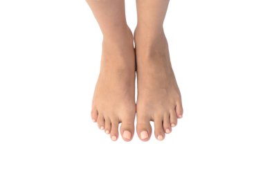 Güzel dişi ayakları rötuşlanmış ve beyaz bir arka planda izole edilmiş. Ayaklarının üzerinde duruyorsun. Boş alan, tasarım için boş.